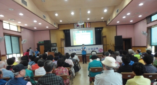 소양교육을받고 있는 노인들