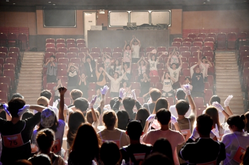 공연의 한 장면-손 흔드는 관객과 배우들