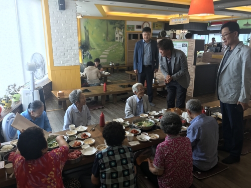 채상궁에서 식사하는 노인들 