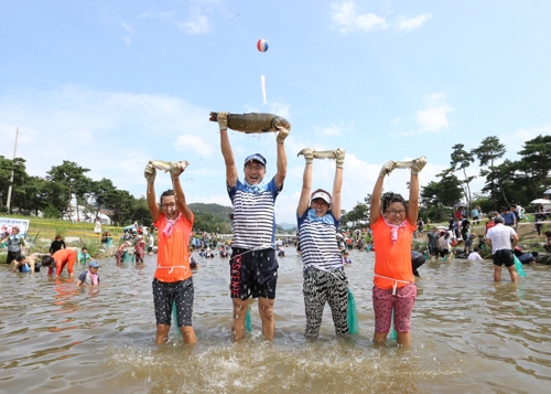 "황금고추 찾아 경품 받고 맨손으로 물고기 잡으세유∼"_1