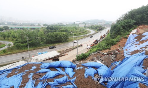 '이곳저곳이 아슬아슬하다'…장마철 위험지역 수두룩_1