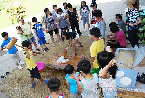 뗏목 타고 다슬기도 잡고…영동 농촌체험마을 피서지 '각광'_1