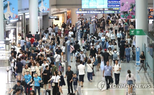 "무더위 뒤로 하고 떠나요"…여름휴가철 맞아 인천공항 '북적'_1