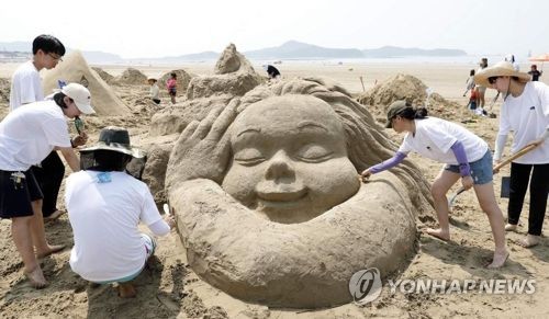 여름휴가 절정…전국 해수욕장·축제장 피서객 '북적'_1