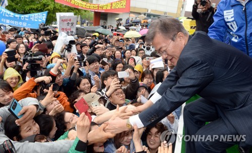 <후보 24시> 대구시민 건넨 손편지 꼭 쥔 文, TK 떠나며 '엄지 척'_1